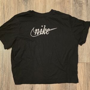 Girls Nike Black Short Sleeve Tee with Logo+cropped Fit